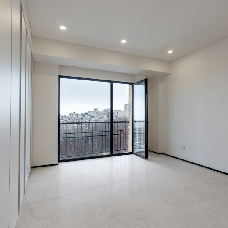 Immobilienbewertung Immobilienbewertung einer leeren Wohnung mit großen Fenstern und Blick auf die Stadt.