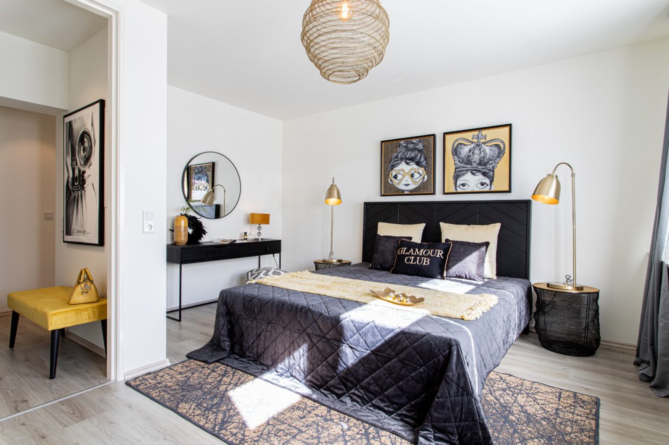 Immobilienmakler Münster Schlafzimmer mit einem großen Bett, modernen Möbeln und stilvoller Dekoration.